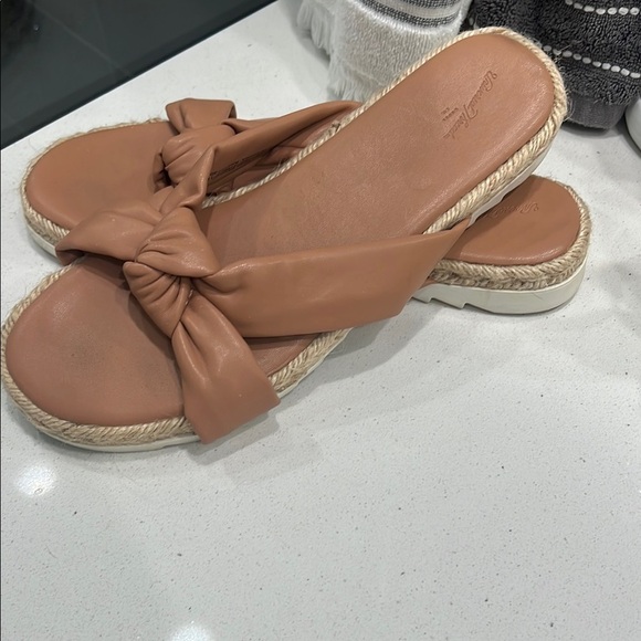 Universal Thread Tan Bow Sandals - Picture 2 of 6